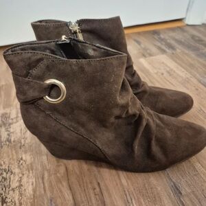 London Fog Brown Suede Wedge Ankle Boots with Metal Ring
